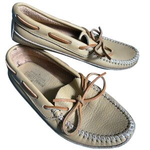 Minnetonka Women's Tan Leather Moccasins Size 6 Cushion innersole Driver Style